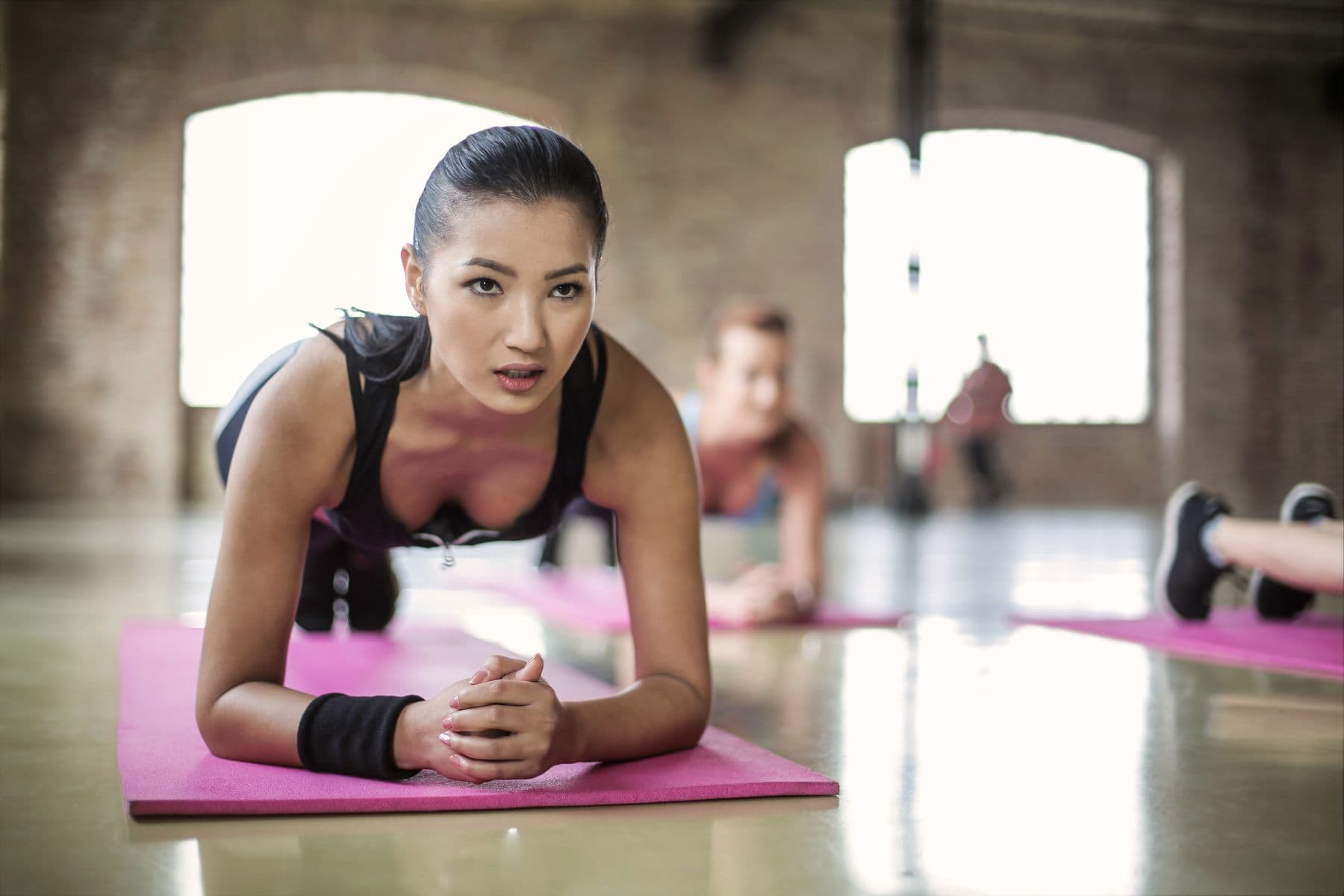 Mulheres em uma sessão coletiva de exercícios no solo