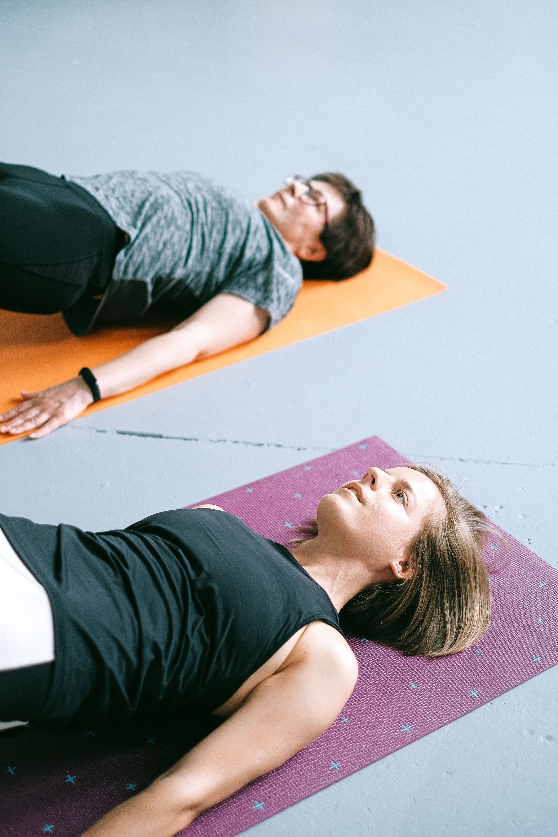 Duas mulheres em uma prática corporal orientada no solo